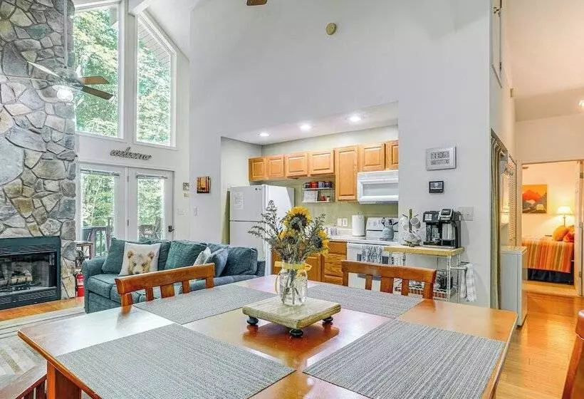 Cabin W/ Deck & Screened In Porch In New Market!