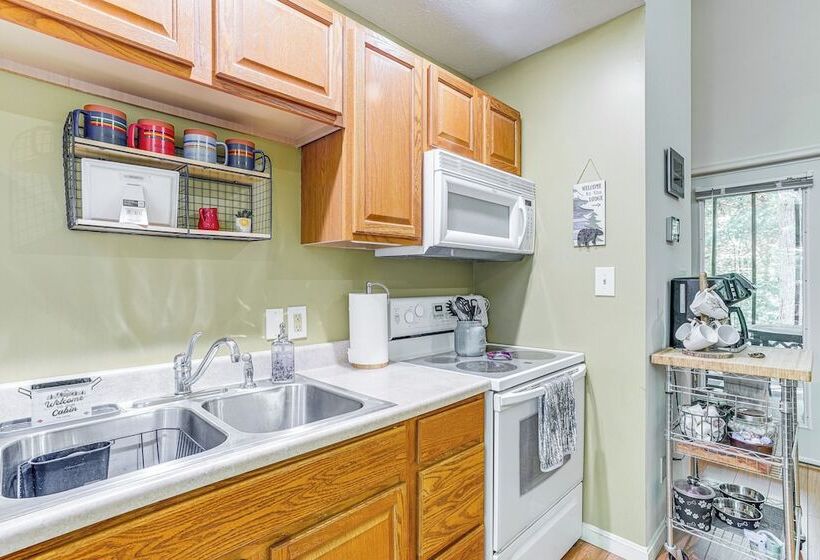 Cabin W/ Deck & Screened In Porch In New Market!