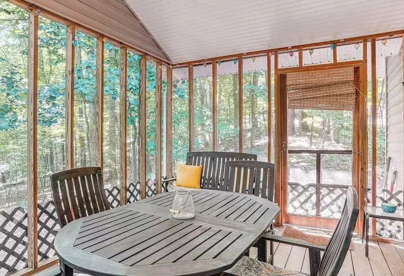 Cabin W/ Deck & Screened In Porch In New Market!