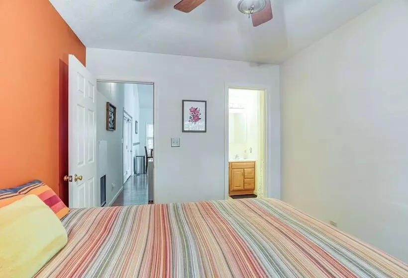 Cabin W/ Deck & Screened In Porch In New Market!