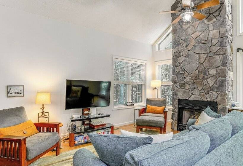 Cabin W/ Deck & Screened In Porch In New Market!