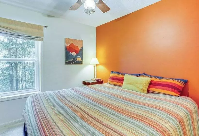 Cabin W/ Deck & Screened In Porch In New Market!