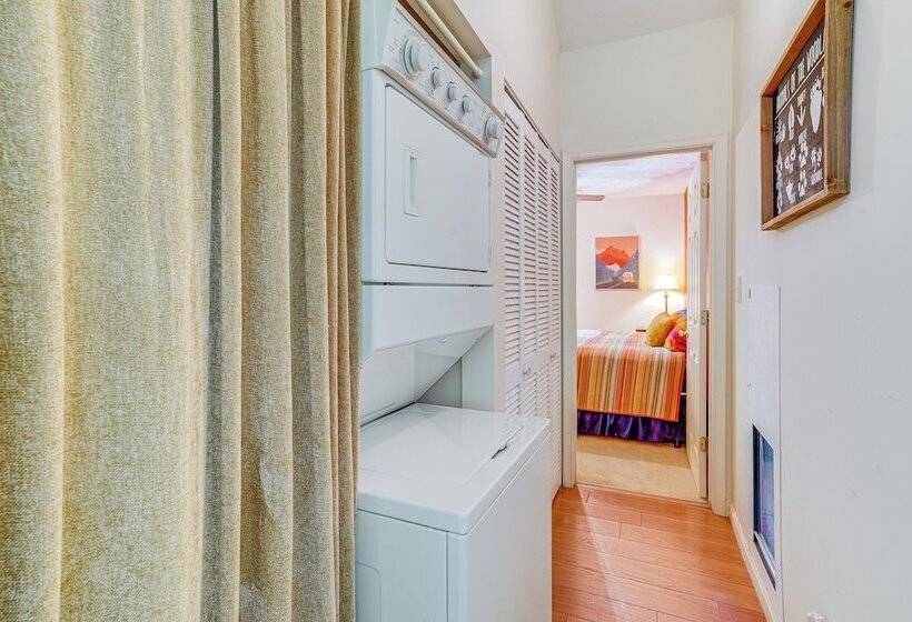 Cabin W/ Deck & Screened In Porch In New Market!