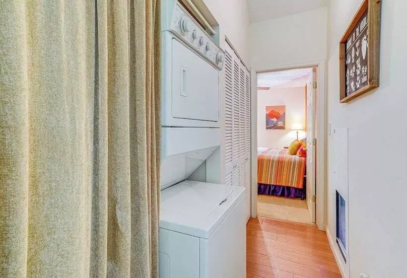 Cabin W/ Deck & Screened In Porch In New Market!