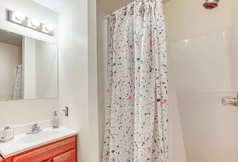 Cabin W/ Deck & Screened In Porch In New Market!