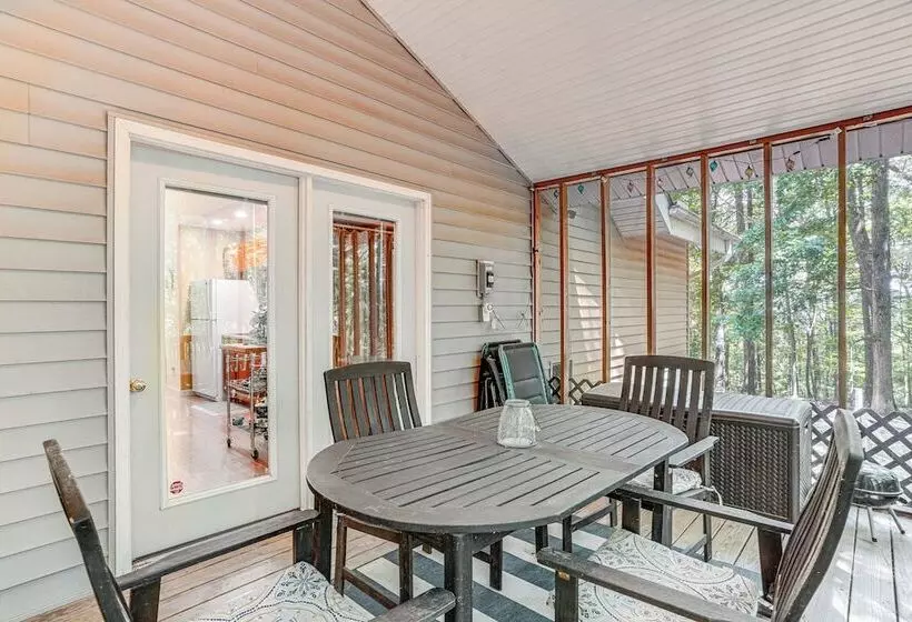 Cabin W/ Deck & Screened In Porch In New Market!