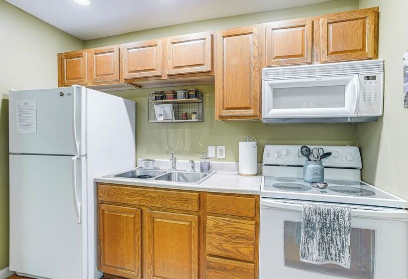 Cabin W/ Deck & Screened In Porch In New Market!