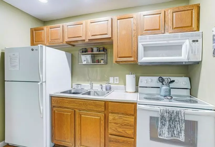 Cabin W/ Deck & Screened In Porch In New Market!