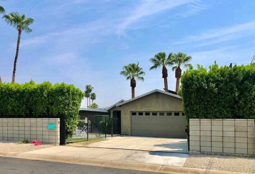 Ultra Secluded Home: Private Pool & Security Gate