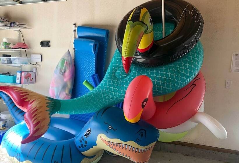 Ultra Secluded Home: Private Pool & Security Gate