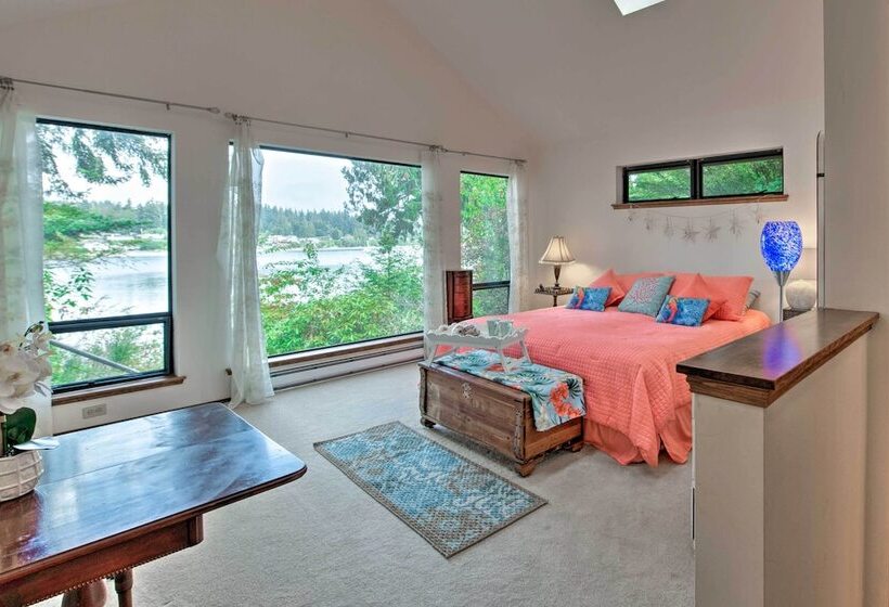 Waterfront Bainbridge Island Home: Stunning Views!