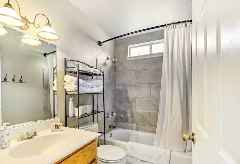 9 Mi To Belton Lake: Peaceful Home W/ Fire Pit