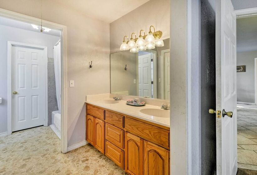 9 Mi To Belton Lake: Peaceful Home W/ Fire Pit