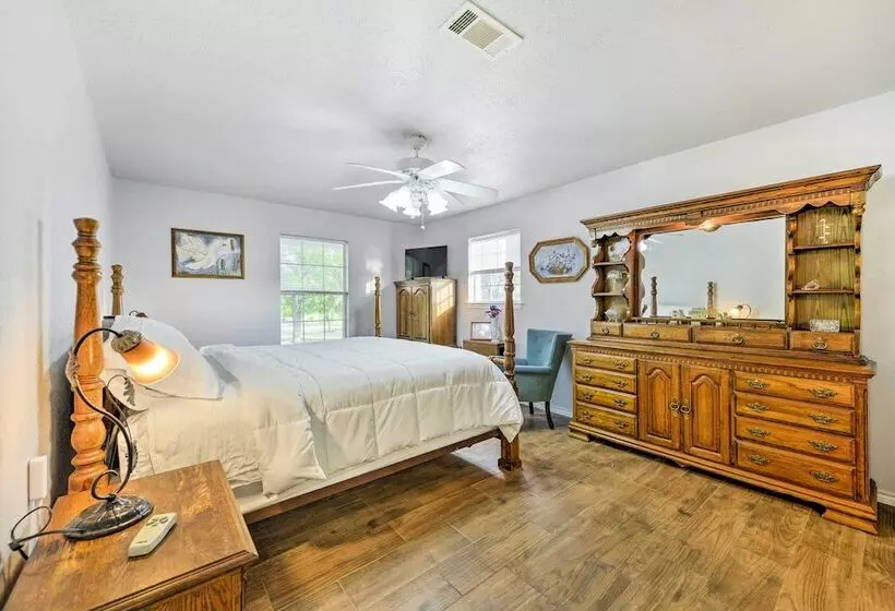 9 Mi To Belton Lake: Peaceful Home W/ Fire Pit