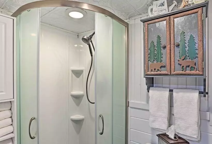 Belle Cabin  W/ Hot Tub Access, Near Mt Rushmore!