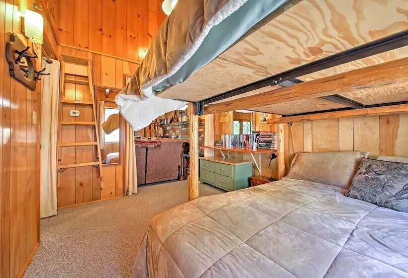 Big Bear Lake Cabin W/ Deck ~ 7 Mi To Ski Slopes!