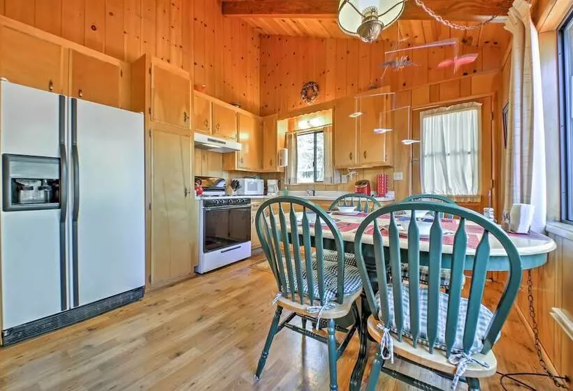 Big Bear Lake Cabin W/ Deck ~ 7 Mi To Ski Slopes!