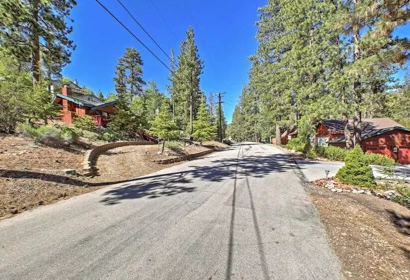 Big Bear Lake Cabin W/ Deck ~ 7 Mi To Ski Slopes!