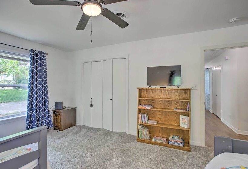 1 Mi To Main St: Brenham Retreat W/ Game Room