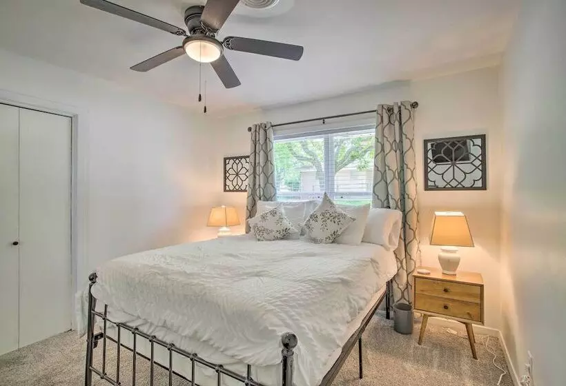 1 Mi To Main St: Brenham Retreat W/ Game Room