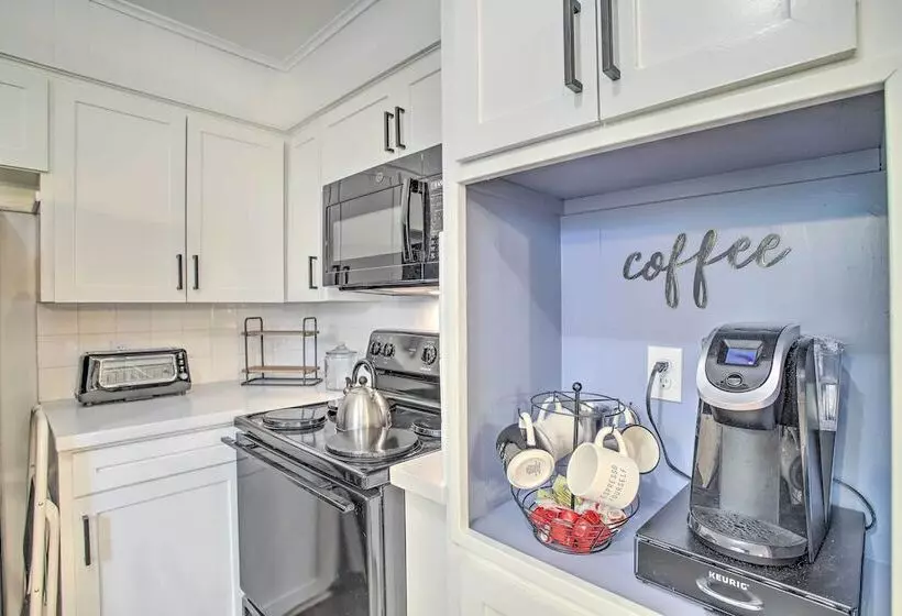 1 Mi To Main St: Brenham Retreat W/ Game Room