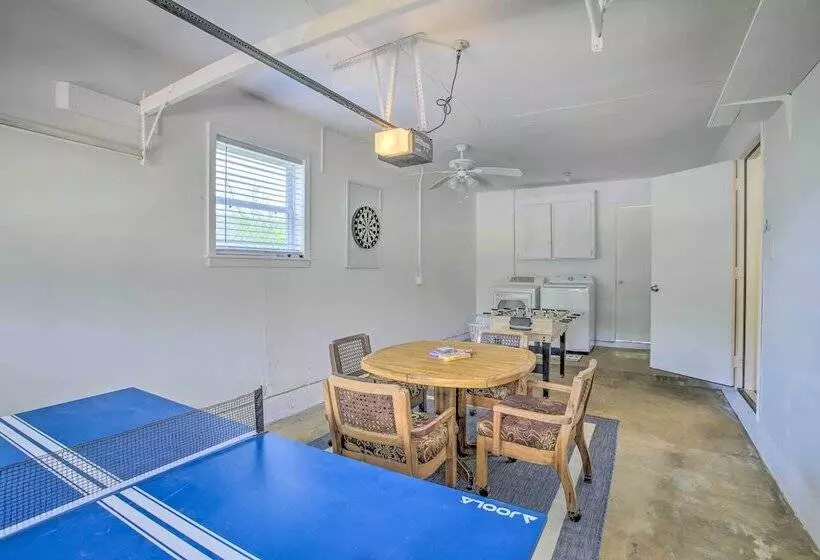 1 Mi To Main St: Brenham Retreat W/ Game Room