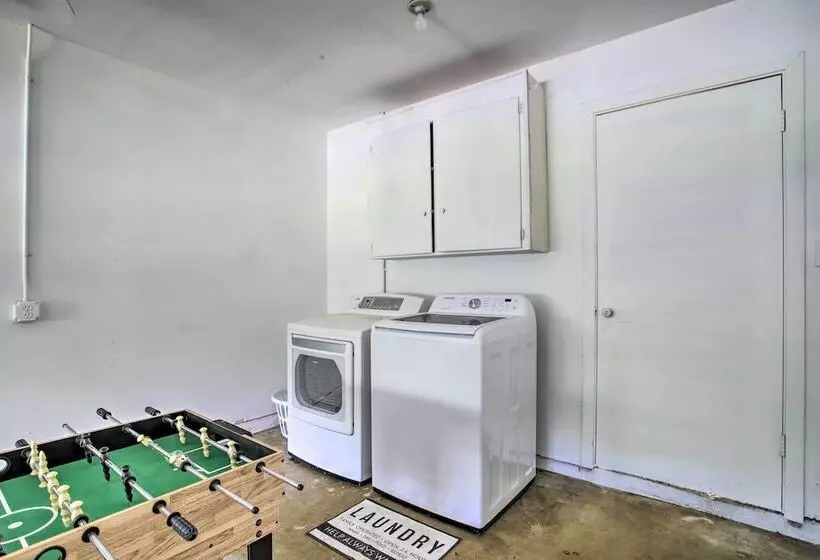 1 Mi To Main St: Brenham Retreat W/ Game Room