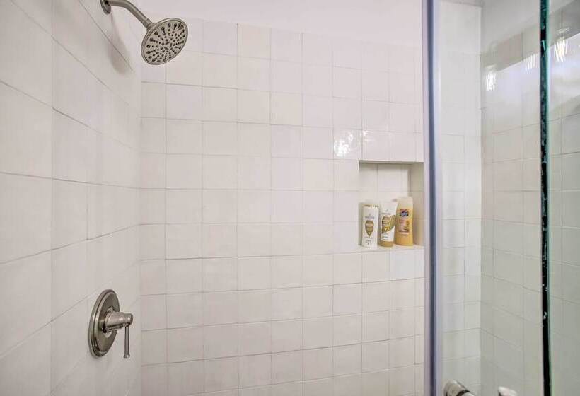 1 Mi To Main St: Brenham Retreat W/ Game Room