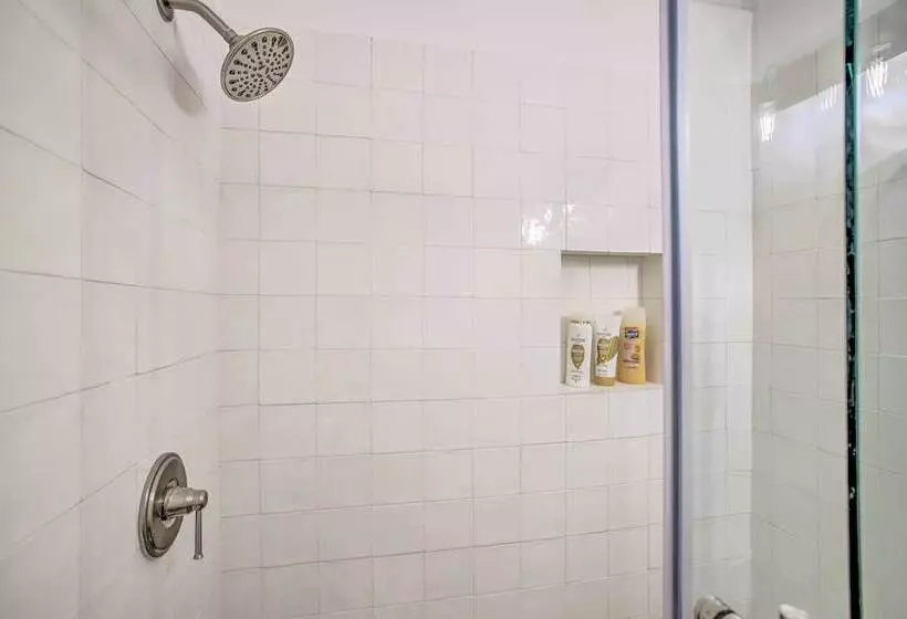 1 Mi To Main St: Brenham Retreat W/ Game Room