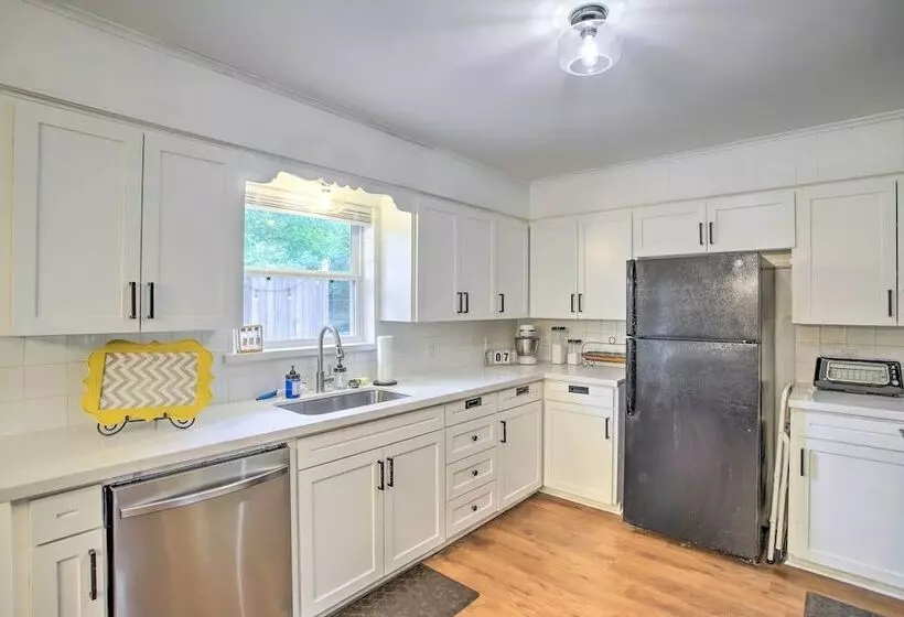 1 Mi To Main St: Brenham Retreat W/ Game Room