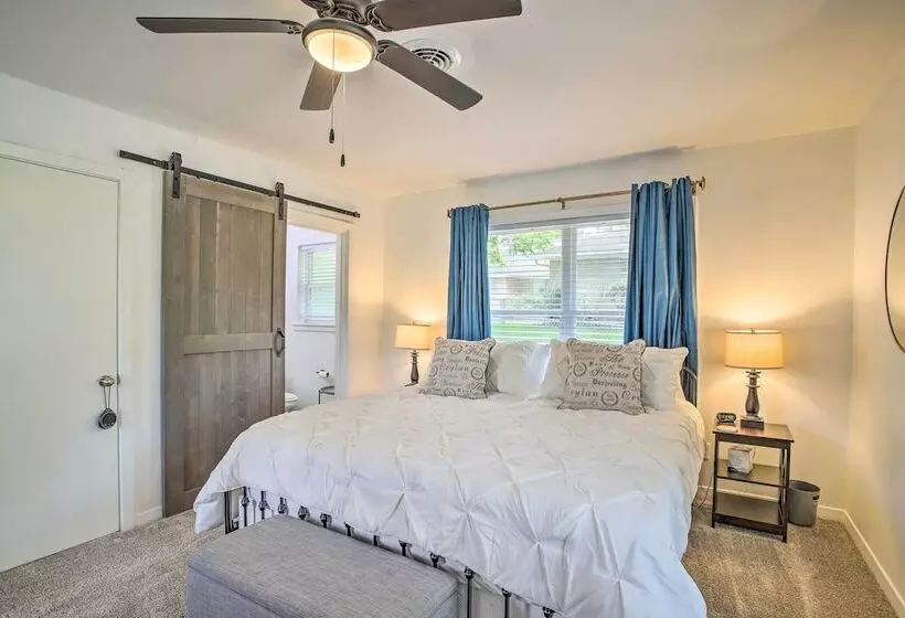 1 Mi To Main St: Brenham Retreat W/ Game Room