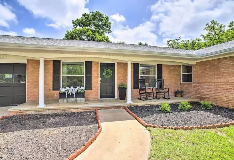 1 Mi To Main St: Brenham Retreat W/ Game Room