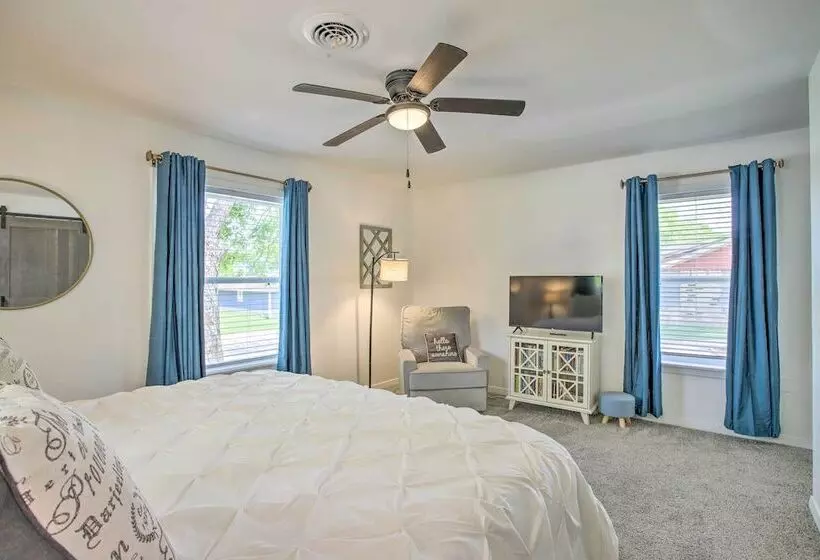 1 Mi To Main St: Brenham Retreat W/ Game Room