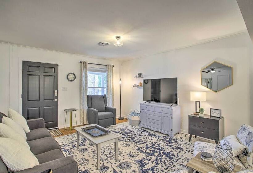 1 Mi To Main St: Brenham Retreat W/ Game Room