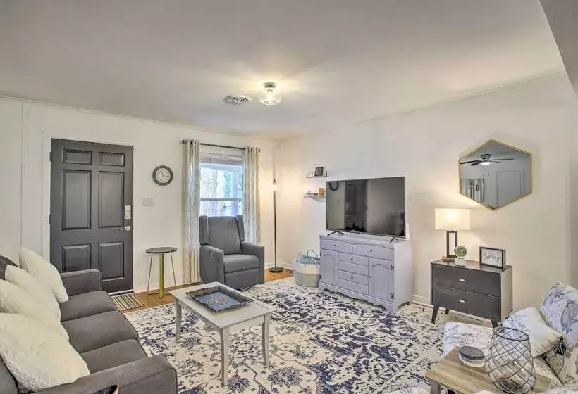 1 Mi To Main St: Brenham Retreat W/ Game Room