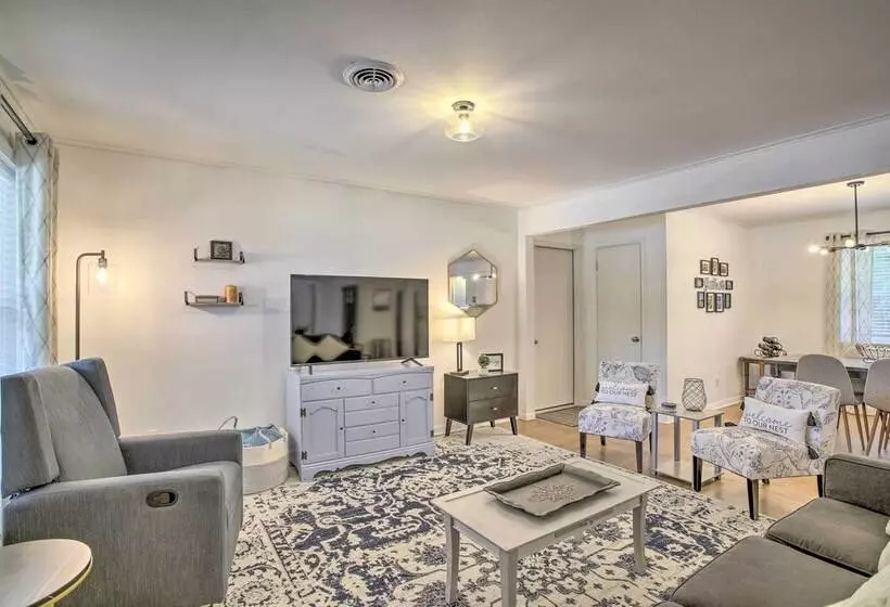 1 Mi To Main St: Brenham Retreat W/ Game Room