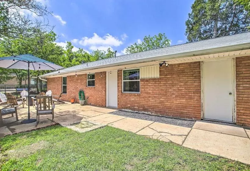 1 Mi To Main St: Brenham Retreat W/ Game Room