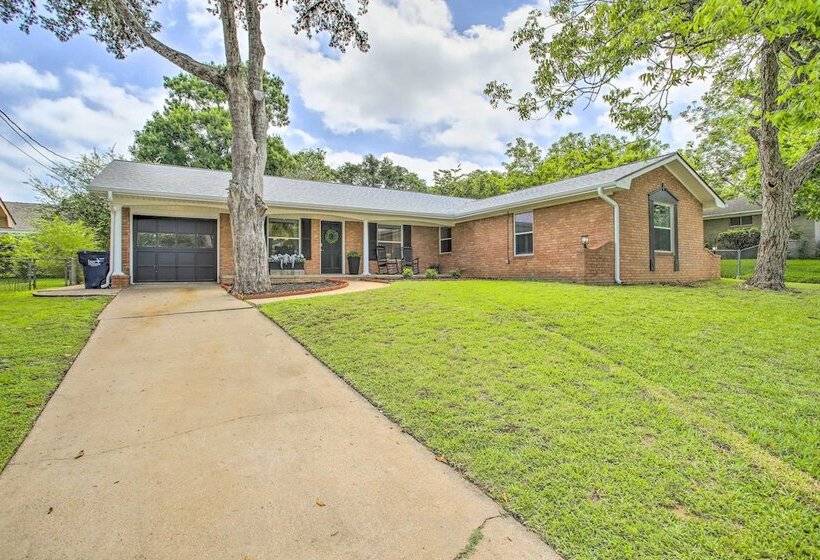 1 Mi To Main St: Brenham Retreat W/ Game Room