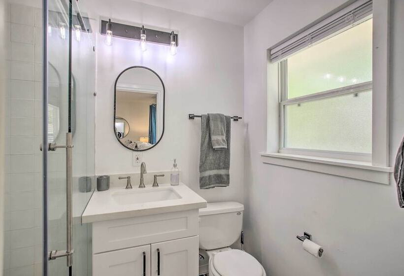 1 Mi To Main St: Brenham Retreat W/ Game Room