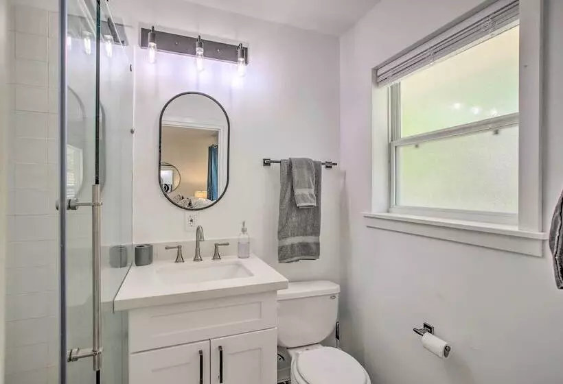 1 Mi To Main St: Brenham Retreat W/ Game Room