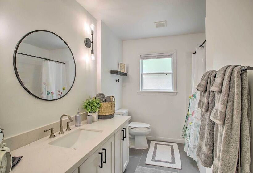 1 Mi To Main St: Brenham Retreat W/ Game Room