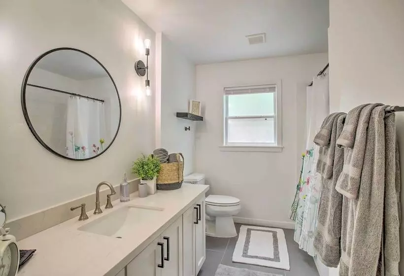 1 Mi To Main St: Brenham Retreat W/ Game Room