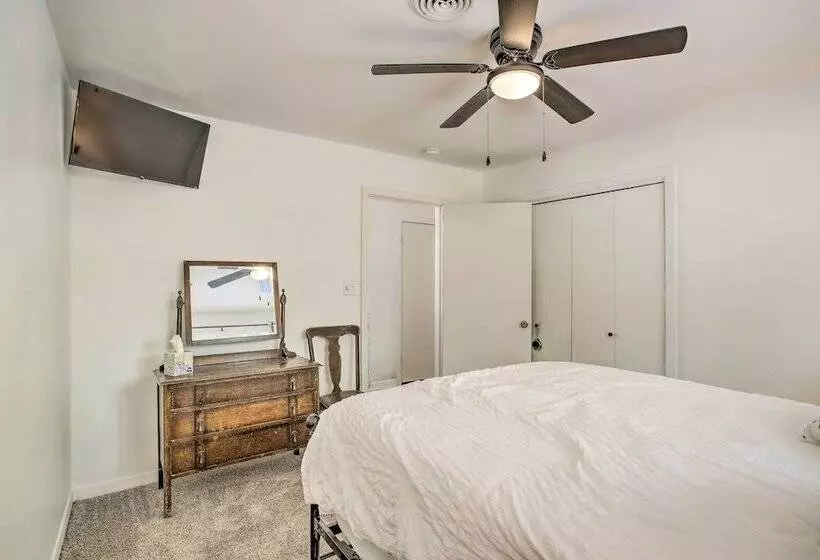 1 Mi To Main St: Brenham Retreat W/ Game Room