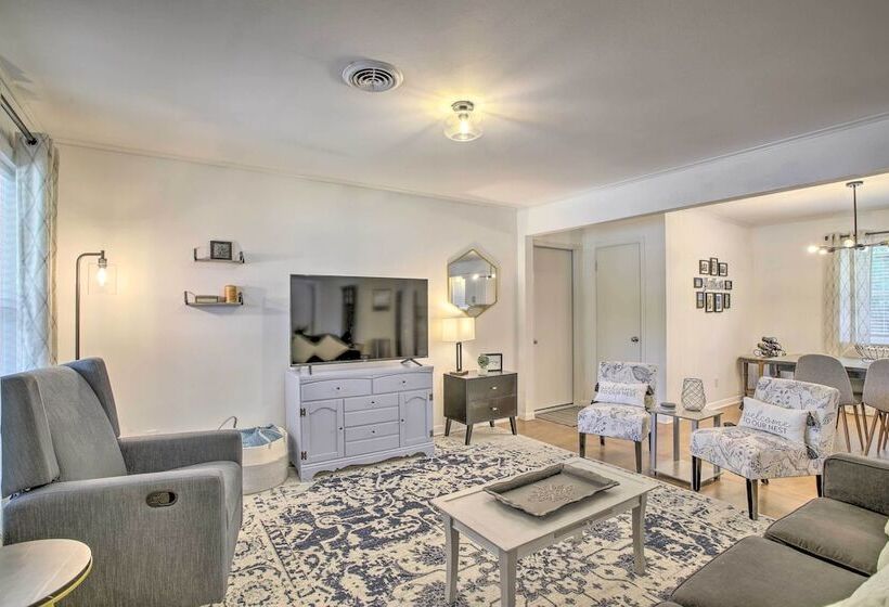 1 Mi To Main St: Brenham Retreat W/ Game Room