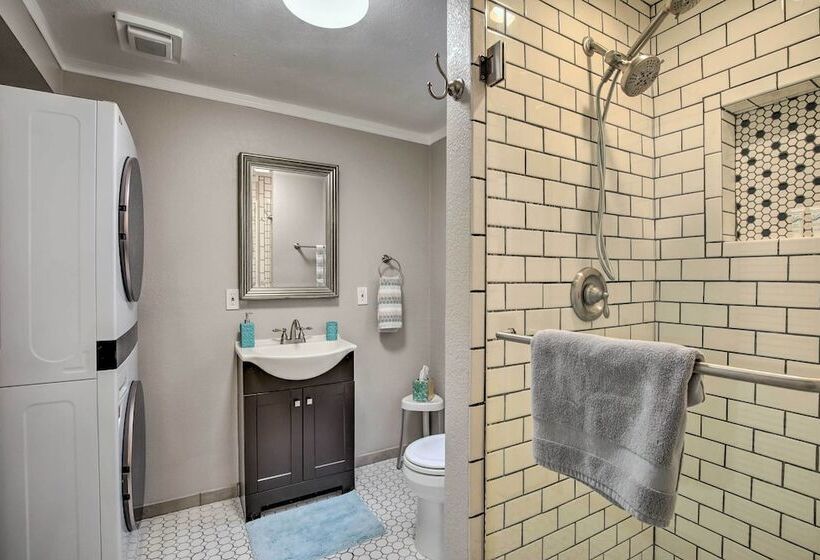 4 Mi To Dtwn: Dallas Gem W/ Furnished Patio