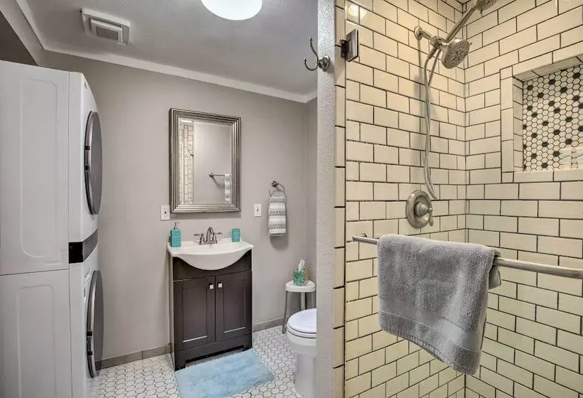 4 Mi To Dtwn: Dallas Gem W/ Furnished Patio
