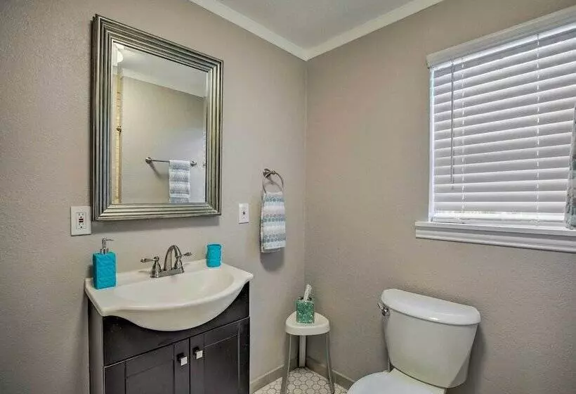 4 Mi To Dtwn: Dallas Gem W/ Furnished Patio