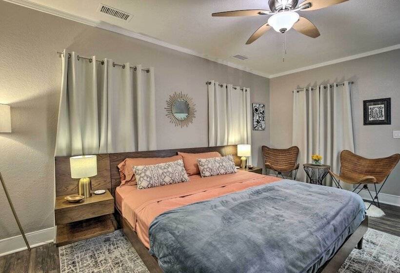 4 Mi To Dtwn: Dallas Gem W/ Furnished Patio