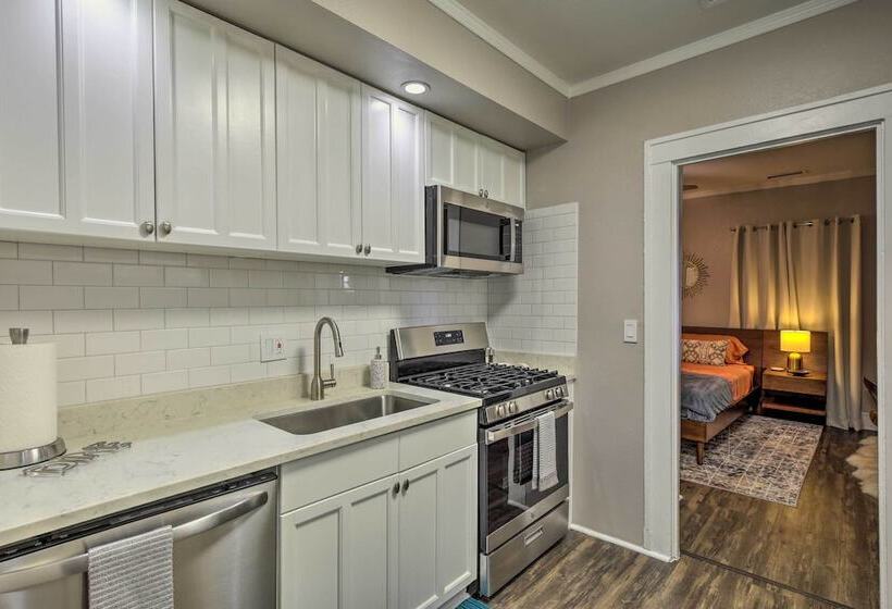 4 Mi To Dtwn: Dallas Gem W/ Furnished Patio