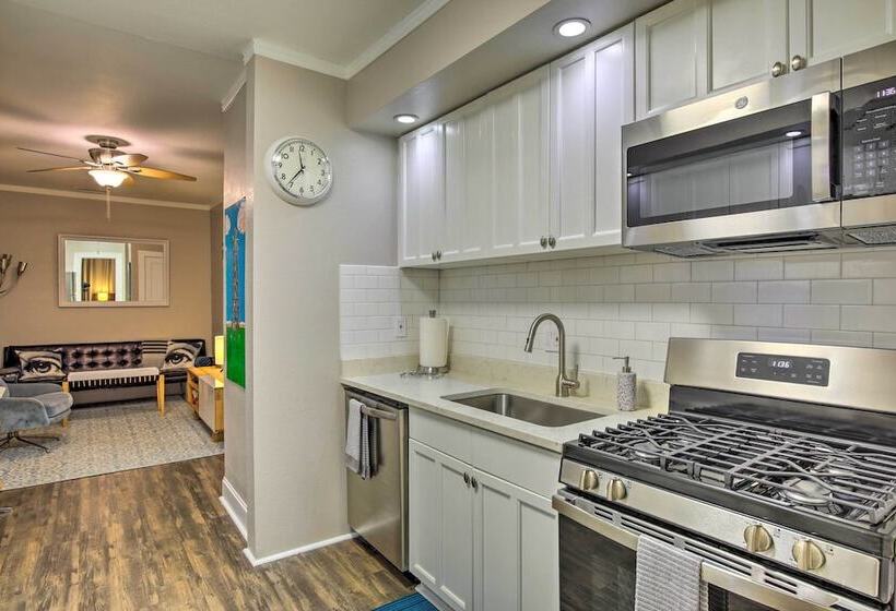 4 Mi To Dtwn: Dallas Gem W/ Furnished Patio